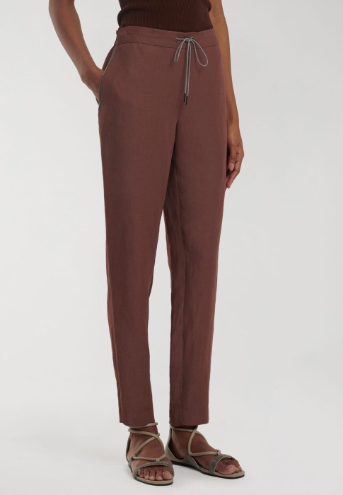 Товар коричневого цвета с внутренней стороны