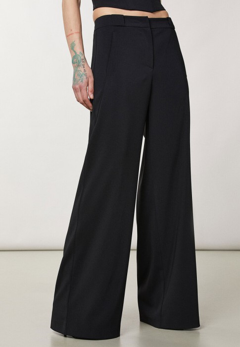 Товар зеленого цвета с внутренней стороны