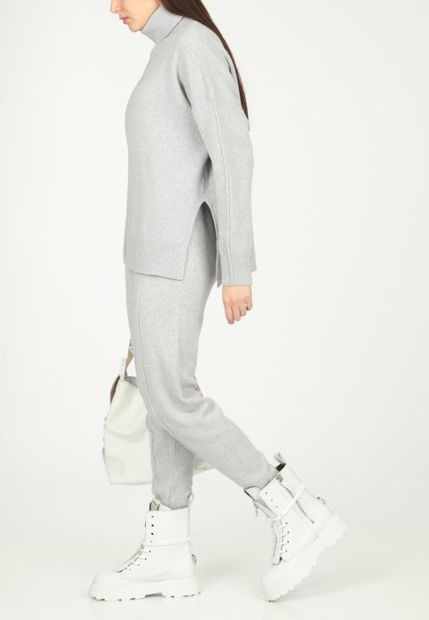 Товар серого цвета с внутренней стороны