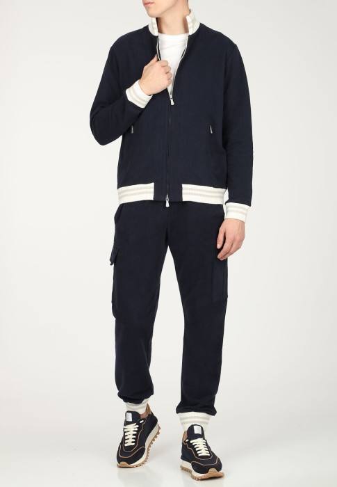 Товар синего цвета с внутренней стороны