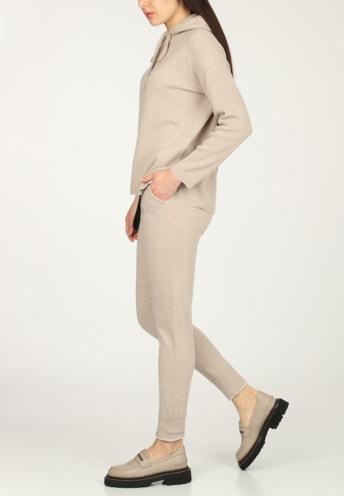 Товар бежевого цвета с внутренней стороны