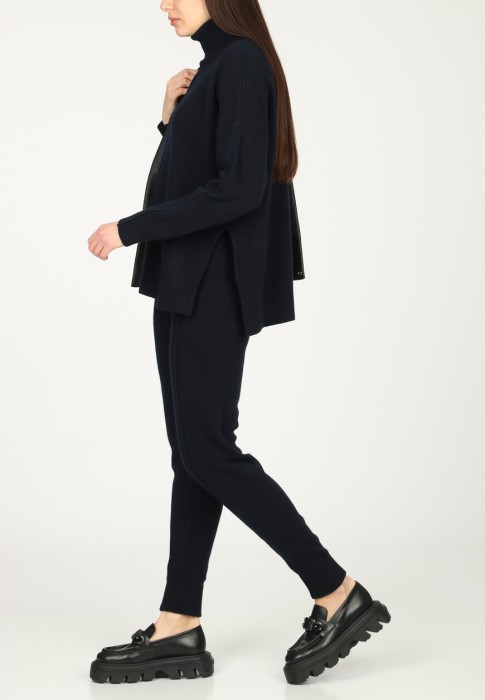 Товар синего цвета с внутренней стороны