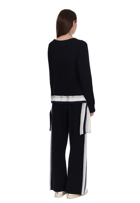 Товар черного цвета с внутренней стороны