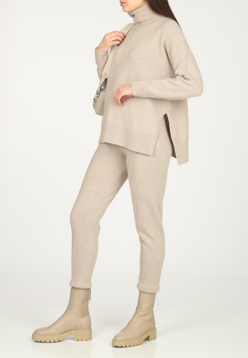 Товар коричневого цвета с внутренней стороны