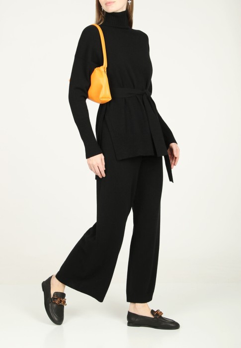 Товар черного цвета с внутренней стороны