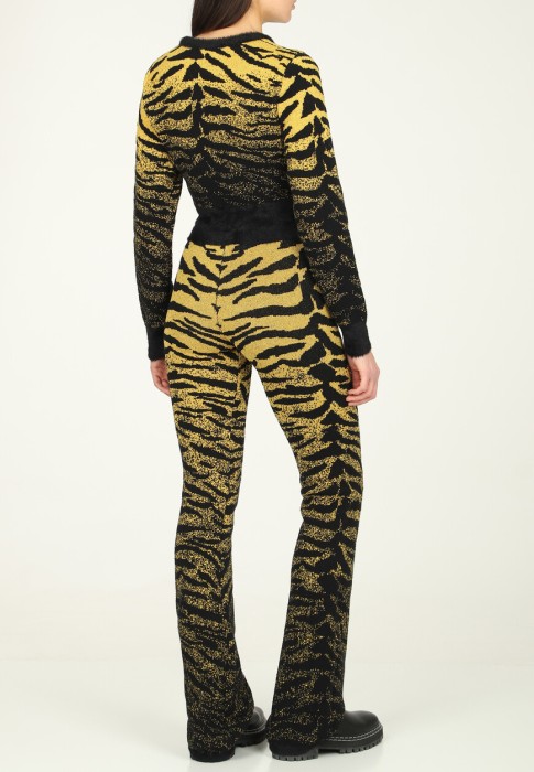 Товар желтого цвета с внутренней стороны