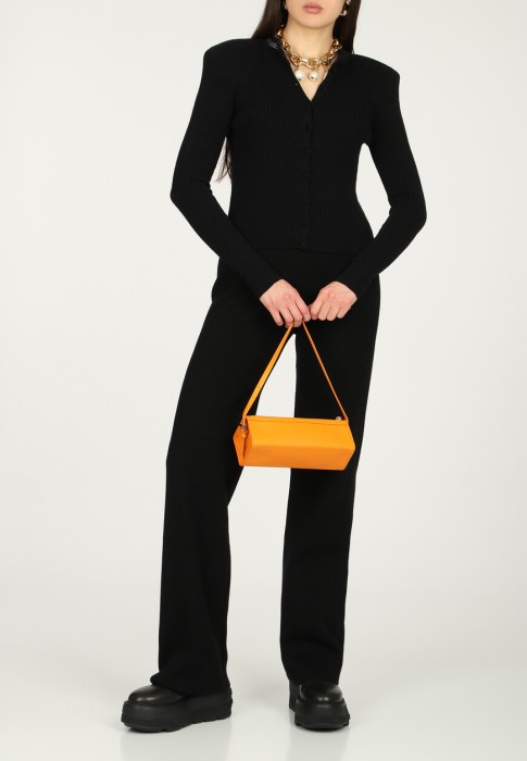 Товар черного цвета с внутренней стороны