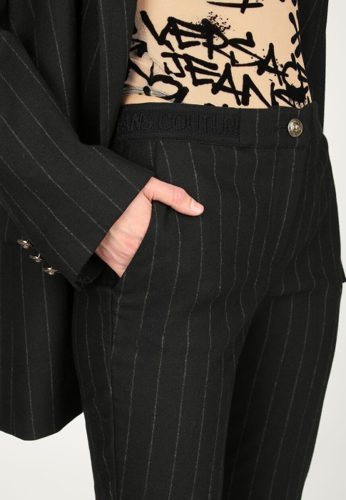 Товар черного цвета с внутренней стороны