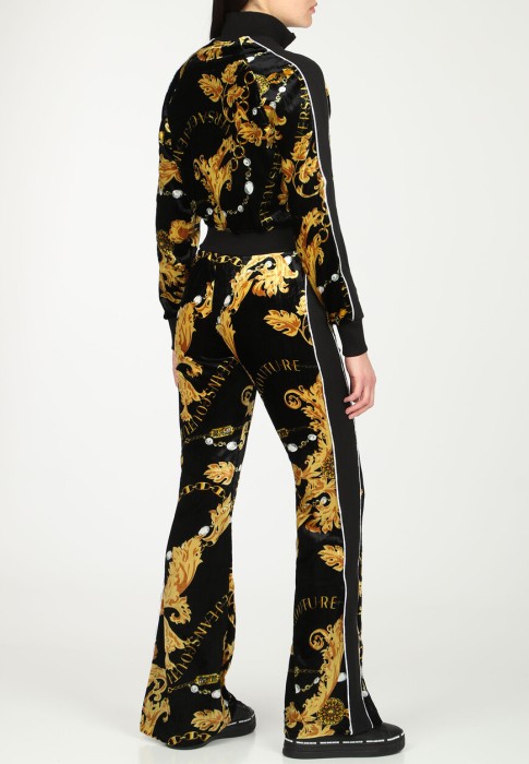 Товар черного цвета с внутренней стороны