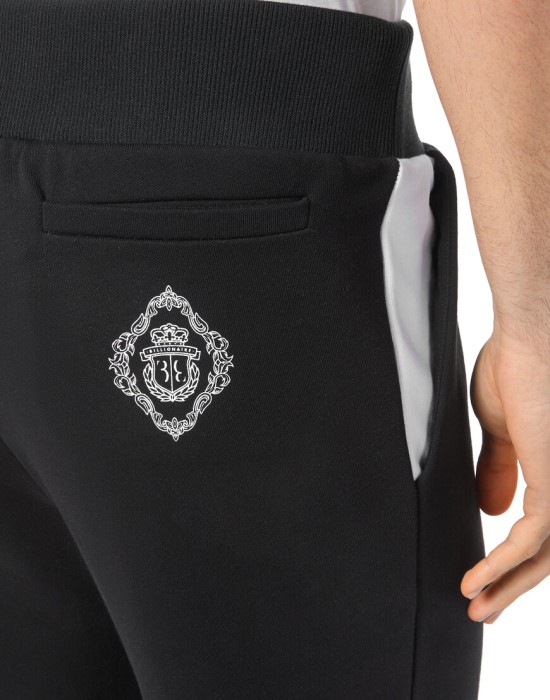 Товар черного цвета с внутренней стороны