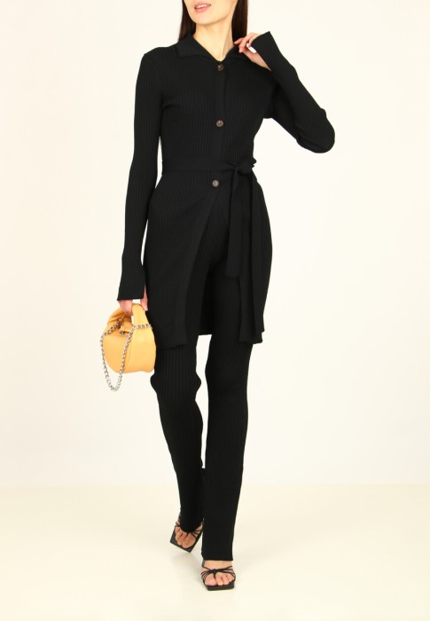 Товар черного цвета с внутренней стороны