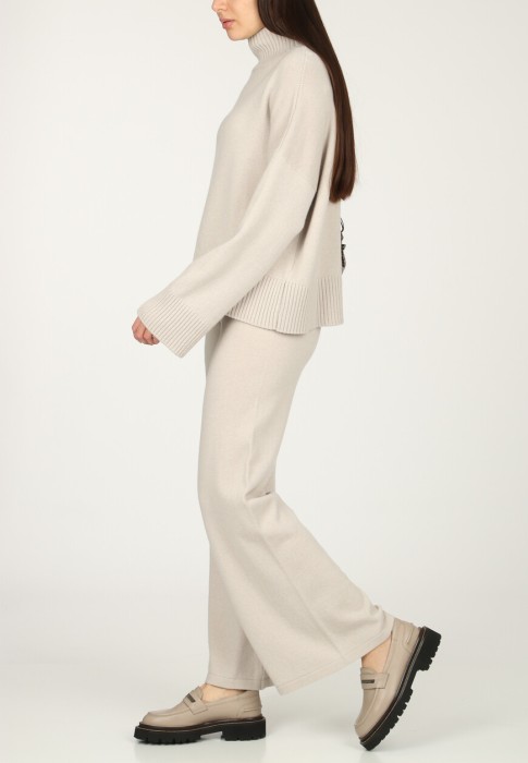 Товар бежевого цвета с внутренней стороны