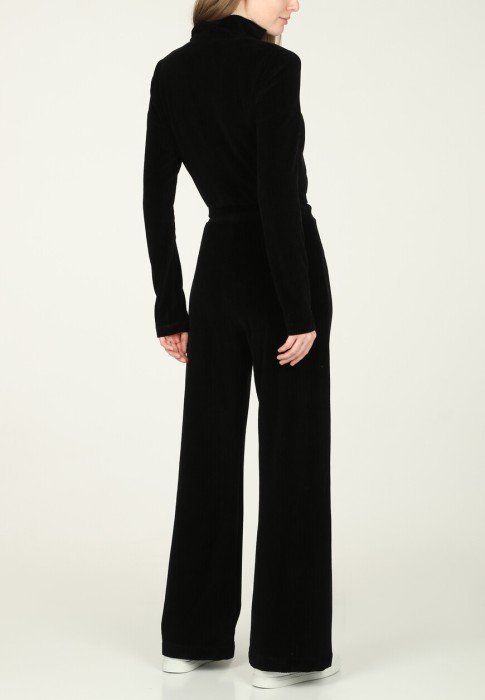 Товар черного цвета с внутренней стороны