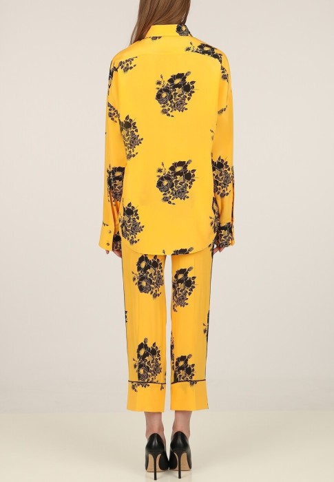 Товар желтого цвета с внутренней стороны