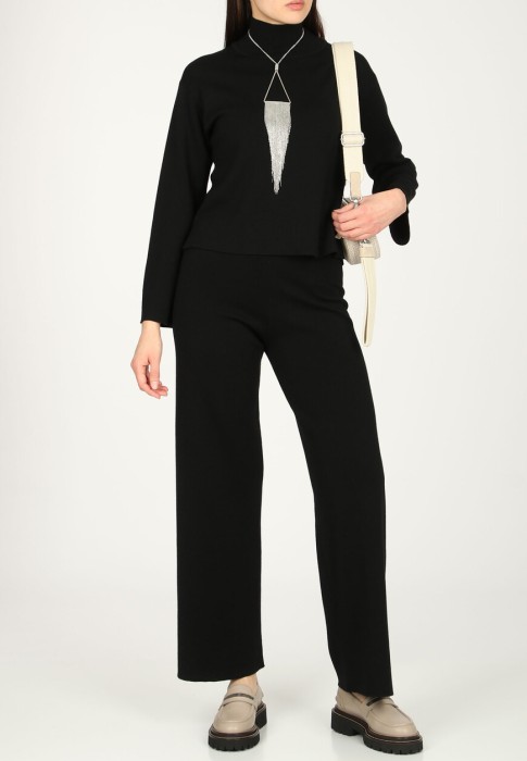 Товар черного цвета с внутренней стороны