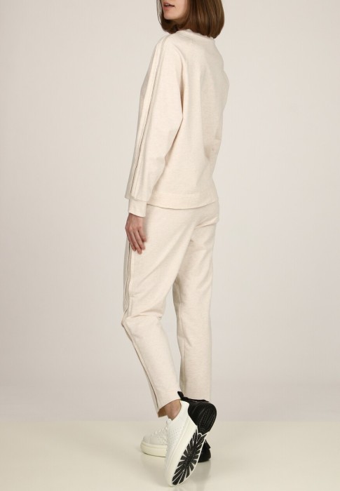 Товар бежевого цвета с внутренней стороны