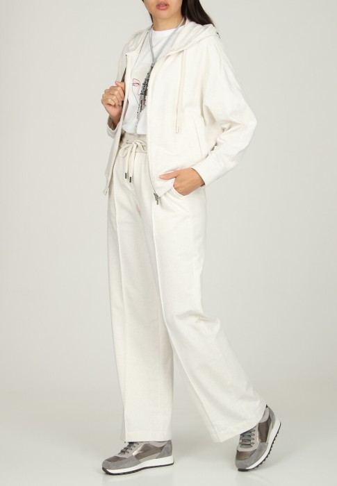 Товар белого цвета с внутренней стороны