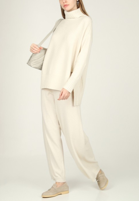 Товар белого цвета с внутренней стороны