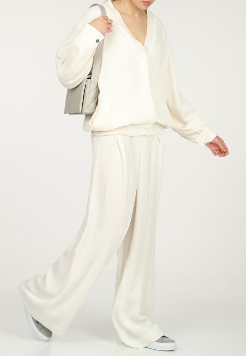 Товар белого цвета с внутренней стороны