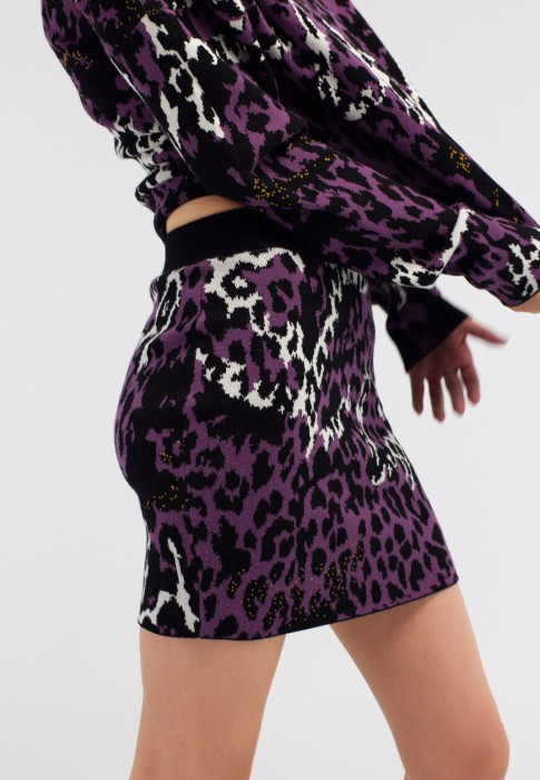 Товар черного цвета с внутренней стороны