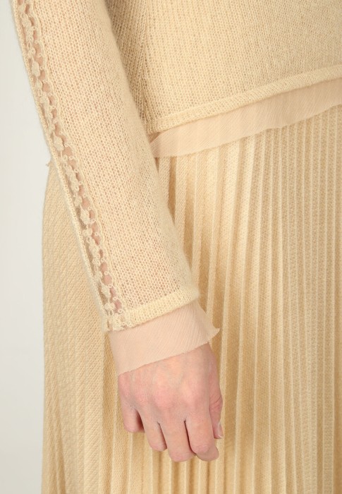 Товар коричневого цвета с внутренней стороны