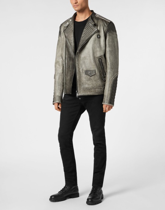 Товар черного цвета с внутренней стороны