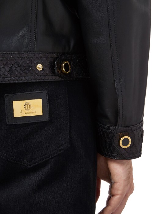 Товар черного цвета с внутренней стороны