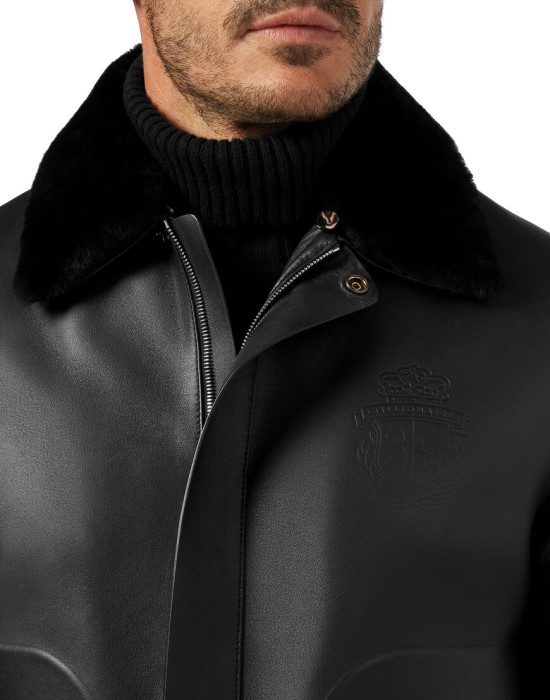 Товар черного цвета с внутренней стороны