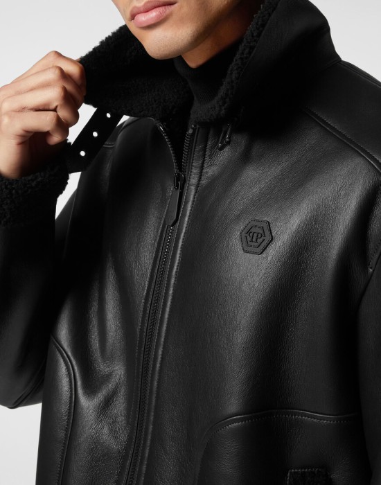 Товар черного цвета с внутренней стороны