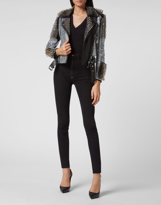 Товар черного цвета с внутренней стороны