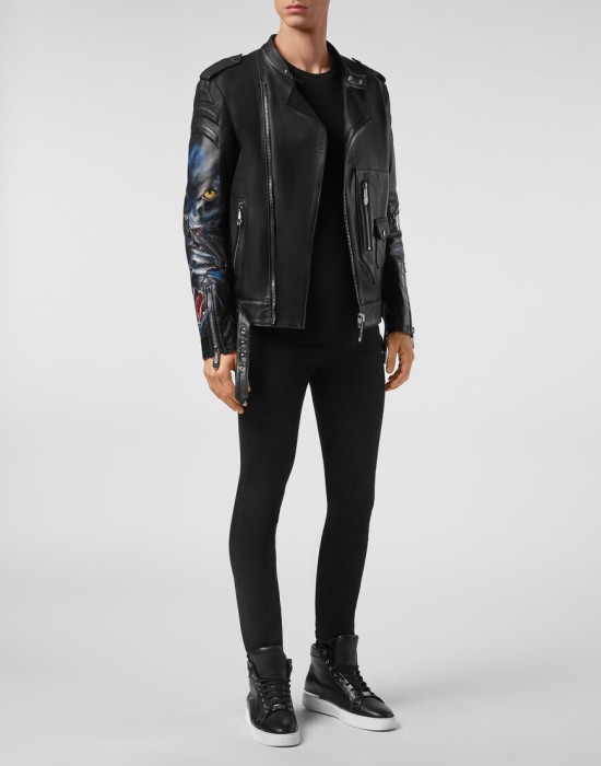 Товар черного цвета с внутренней стороны