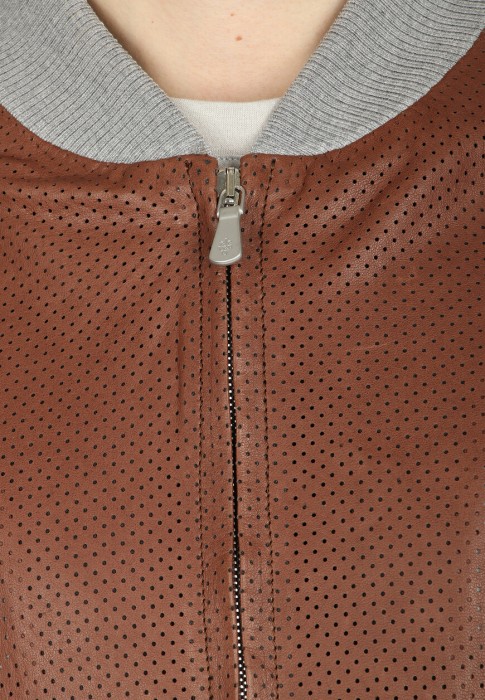 Товар коричневого цвета с внутренней стороны