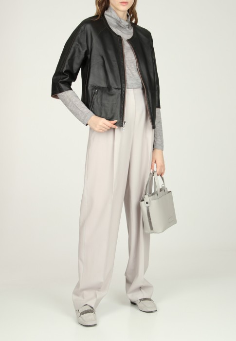 Товар коричневого цвета с внутренней стороны