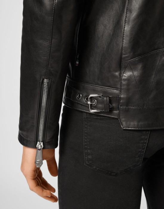 Товар черного цвета с внутренней стороны