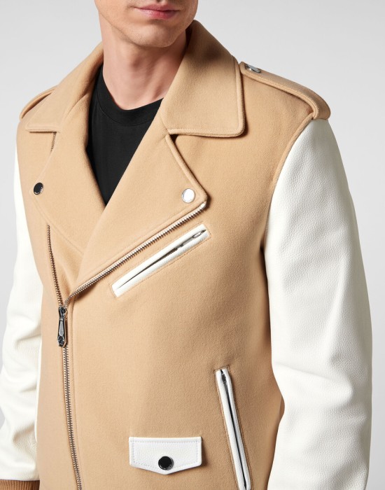 Товар бежевого цвета с внутренней стороны