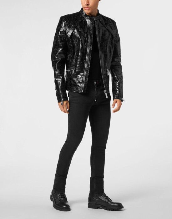 Товар черного цвета с внутренней стороны