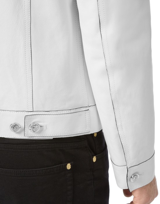 Товар белого цвета с внутренней стороны