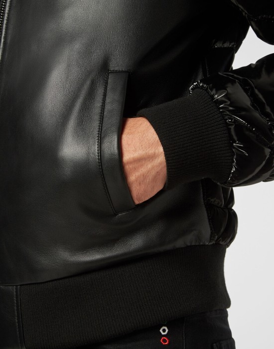 Товар черного цвета с внутренней стороны