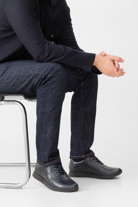 кроссовки  по цене 97000 руб вид справа