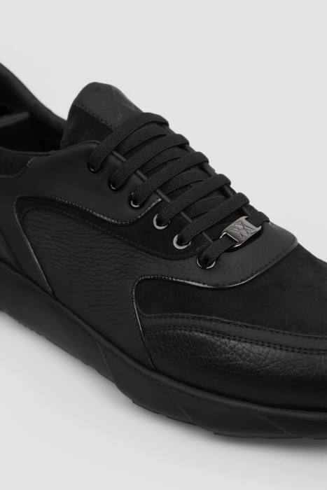 Товар черного цвета с внутренней стороны