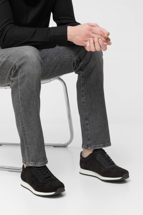 кроссовки  по цене 57000 руб вид справа