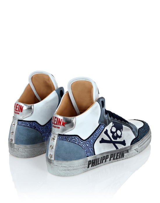 Товар белого цвета с внутренней стороны