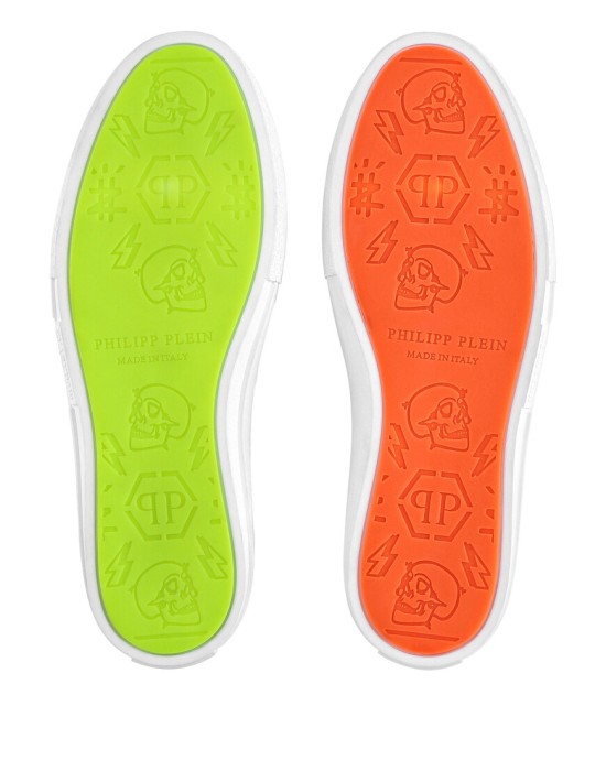 кроссовки  по цене 28683 руб вид справа