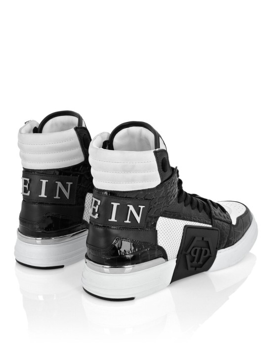 Товар белого цвета с внутренней стороны