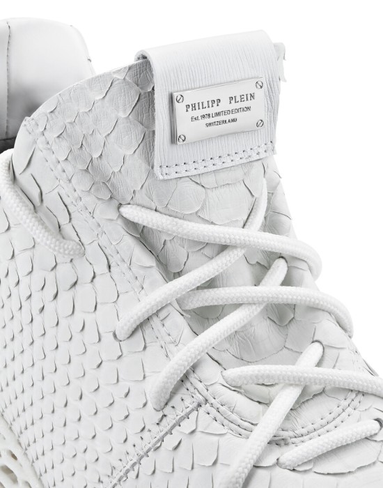 кроссовки  из проверенных материалов спереди