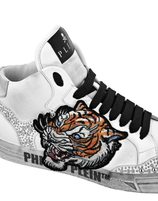 Товар белого цвета с внутренней стороны