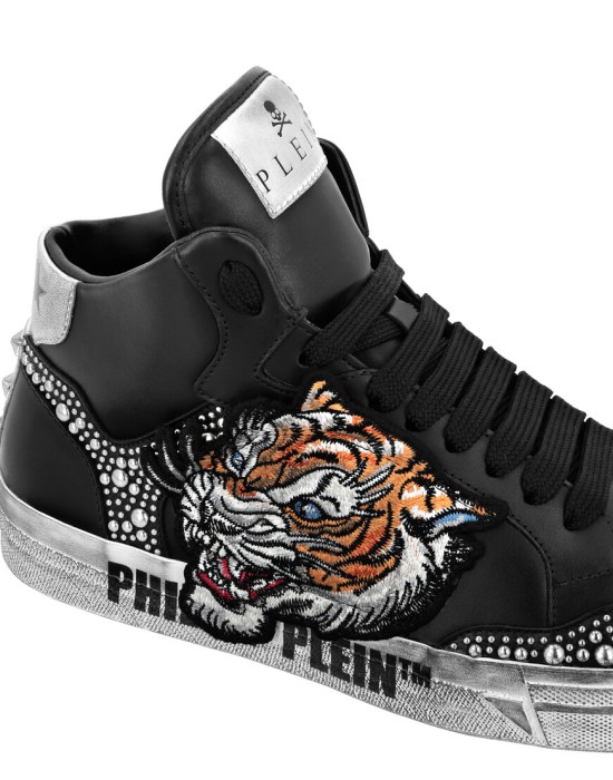 Товар черного цвета с внутренней стороны