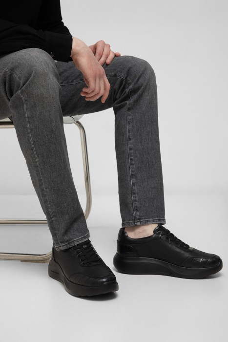 кроссовки  по цене 115000 руб вид справа