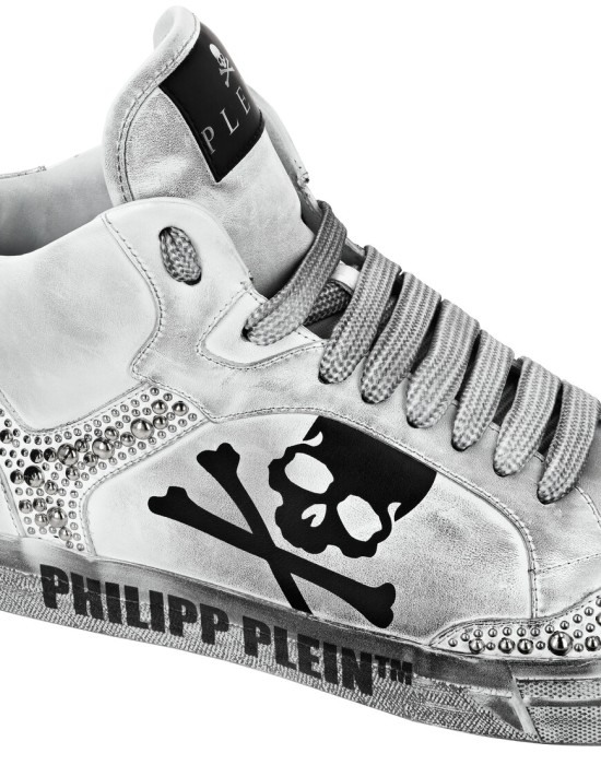 Товар белого цвета с внутренней стороны