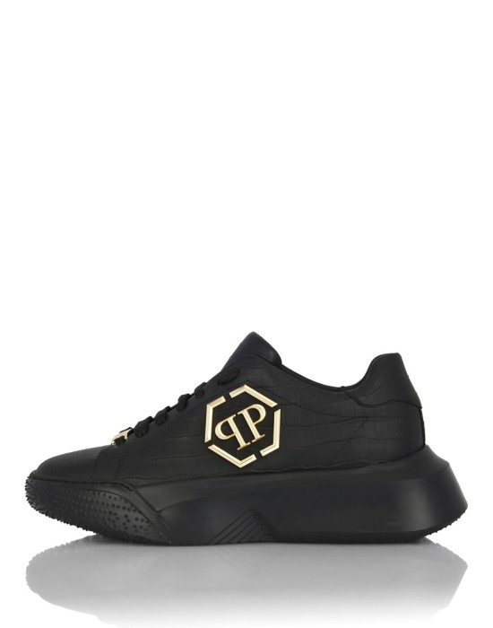 кроссовки  из проверенных материалов спереди